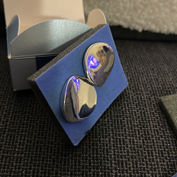 Avon Silvertone Sculpted Button Earrings 2002 - Picture 7 of 8